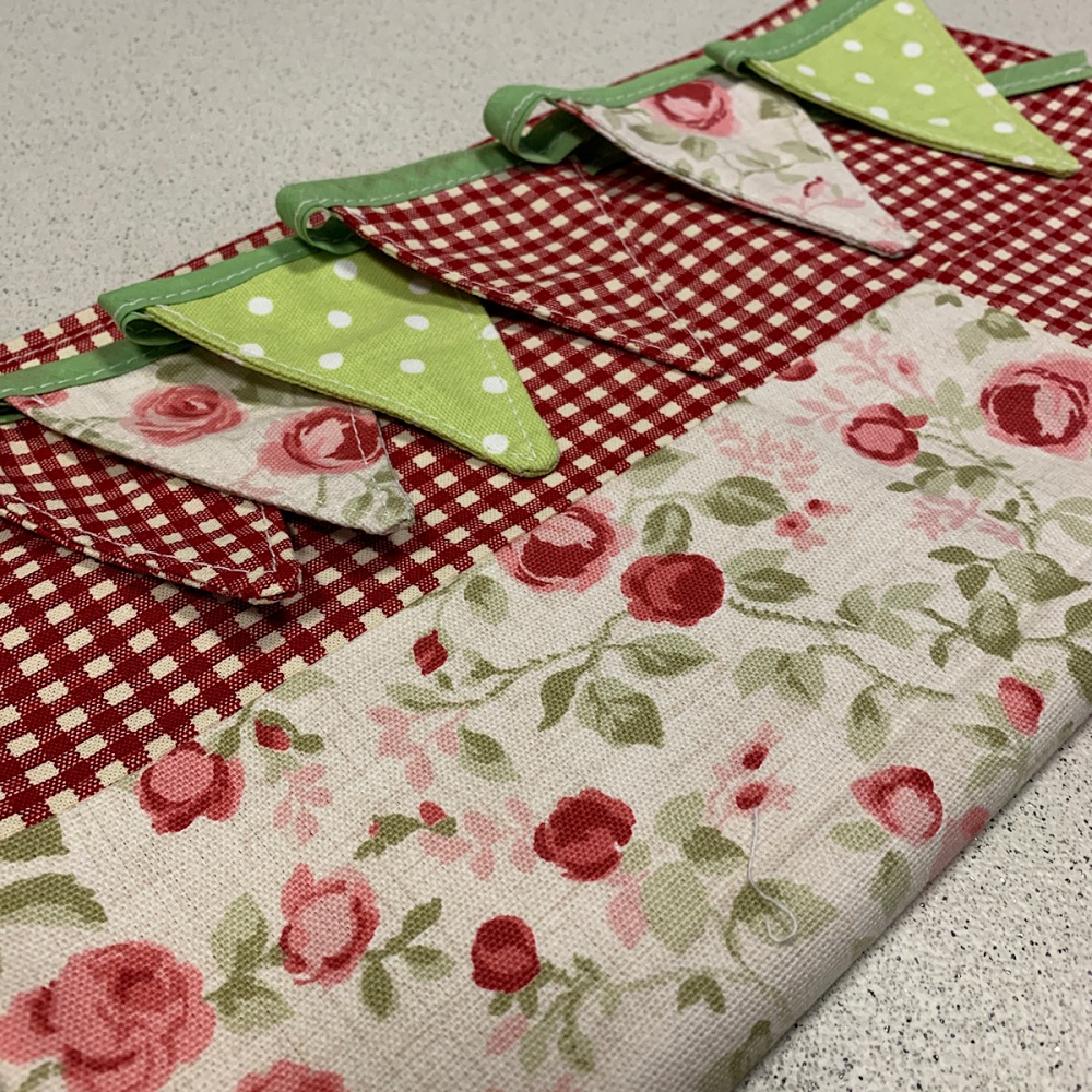 Vintage Rose Style Table Cloth and Bunting Set